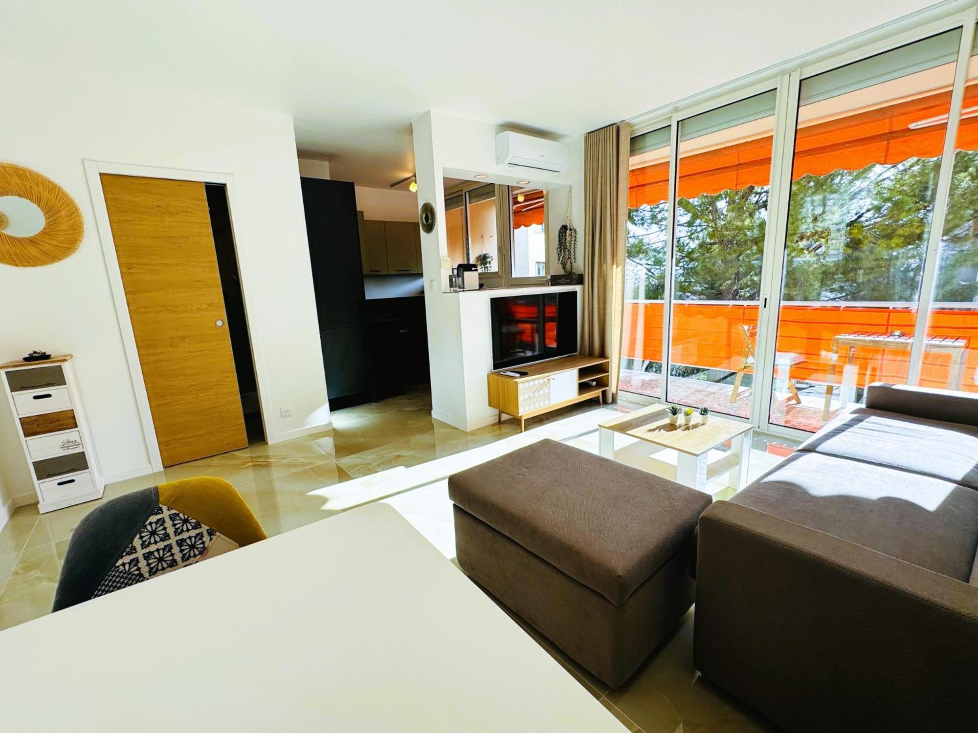 Apartment Climatise 600m De La